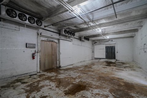 Propiedad comercial en venta en Miami, Florida № 1945351 - foto 18