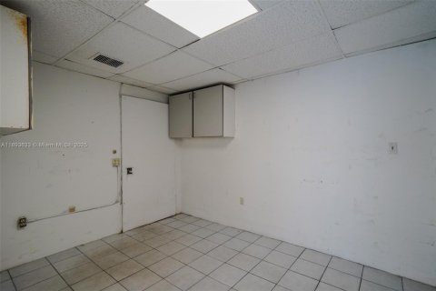 Propiedad comercial en venta en Miami, Florida № 1945351 - foto 30