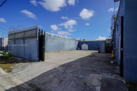 Propiedad comercial en venta en Miami, Florida № 1945351 - foto 25
