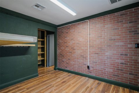 Propiedad comercial en venta en Miami, Florida № 1945351 - foto 13
