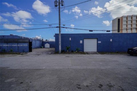 Propiedad comercial en venta en Miami, Florida № 1945351 - foto 26