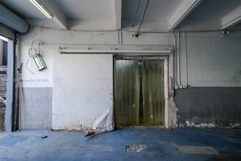 Propiedad comercial en venta en Miami, Florida № 1945351 - foto 17