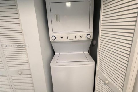 Condo in Miami, Florida, 1 bedroom  № 1998164 - photo 9