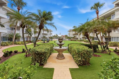 Condo in Hillsboro Beach, Florida, 2 bedrooms № 2394816 - photo 29