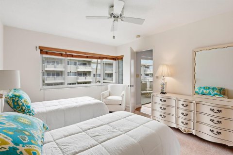 Condo in Hillsboro Beach, Florida, 2 bedrooms № 2394816 - photo 11