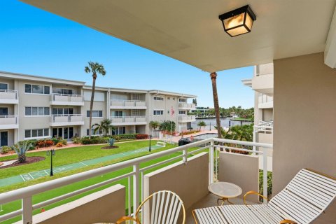 Condo in Hillsboro Beach, Florida, 2 bedrooms № 2394816 - photo 20