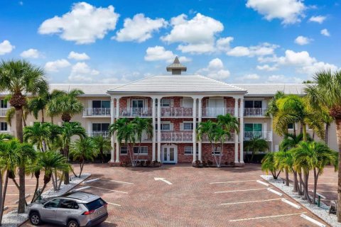 Condo in Hillsboro Beach, Florida, 2 bedrooms № 2394816 - photo 28