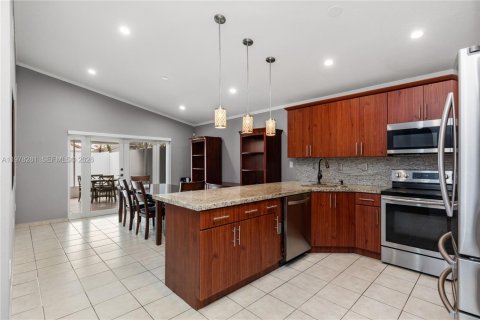 House in Miami, Florida 4 bedrooms, 167.6 sq.m. № 2042161 - photo 6