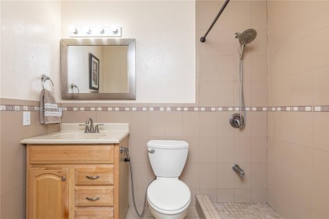 House in Miami, Florida 4 bedrooms, 167.6 sq.m. № 2042161 - photo 24