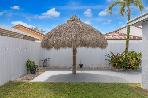 House in Miami, Florida 4 bedrooms, 167.6 sq.m. № 2042161 - photo 29