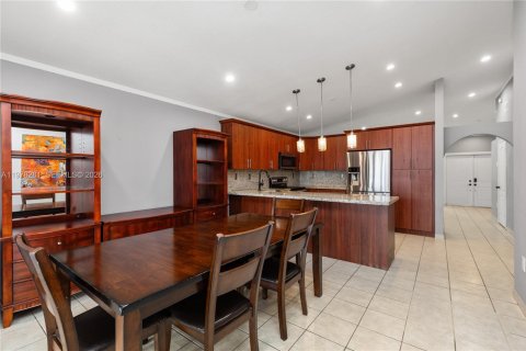 House in Miami, Florida 4 bedrooms, 167.6 sq.m. № 2042161 - photo 3