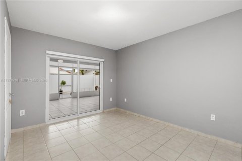 House in Miami, Florida 4 bedrooms, 167.6 sq.m. № 2042161 - photo 15
