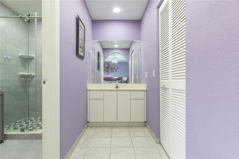 House in Miami, Florida 4 bedrooms, 167.6 sq.m. № 2042161 - photo 20