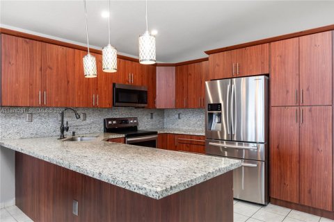 House in Miami, Florida 4 bedrooms, 167.6 sq.m. № 2042161 - photo 4