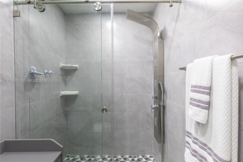 House in Miami, Florida 4 bedrooms, 167.6 sq.m. № 2042161 - photo 23