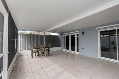 House in Miami, Florida 4 bedrooms, 167.6 sq.m. № 2042161 - photo 27