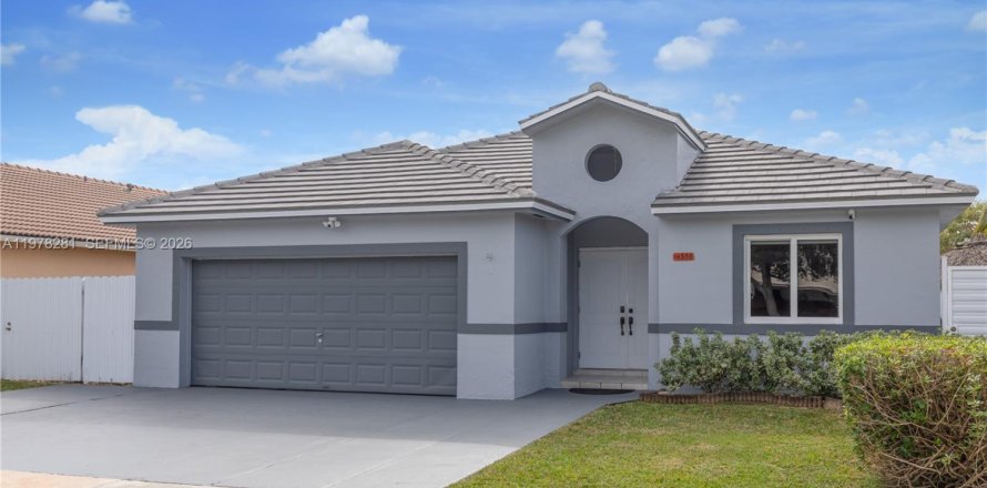 House in Miami, Florida 4 bedrooms, 167.6 sq.m. № 2042161