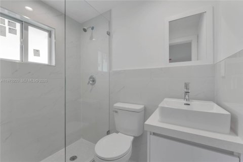 Casa en venta en Miami, Florida, 5 dormitorios, 186.08 m2 № 2031929 - foto 30