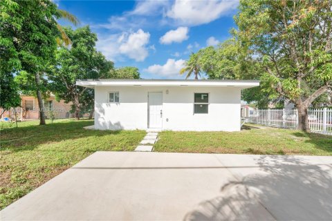 Casa en venta en Miami, Florida, 5 dormitorios, 186.08 m2 № 2031929 - foto 19
