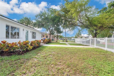 Casa en venta en Miami, Florida, 5 dormitorios, 186.08 m2 № 2031929 - foto 2