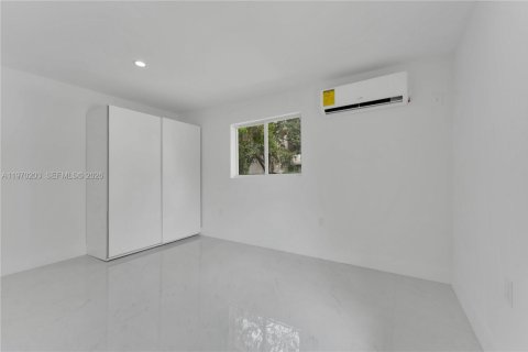 Casa en venta en Miami, Florida, 5 dormitorios, 186.08 m2 № 2031929 - foto 22