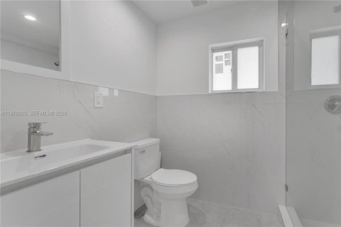 Casa en venta en Miami, Florida, 5 dormitorios, 186.08 m2 № 2031929 - foto 9
