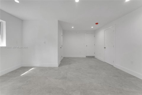 Casa en venta en Miami, Florida, 5 dormitorios, 186.08 m2 № 2031929 - foto 29