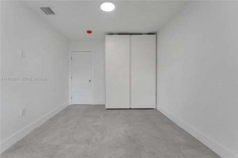 Casa en venta en Miami, Florida, 5 dormitorios, 186.08 m2 № 2031929 - foto 12