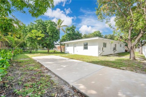 Casa en venta en Miami, Florida, 5 dormitorios, 186.08 m2 № 2031929 - foto 18