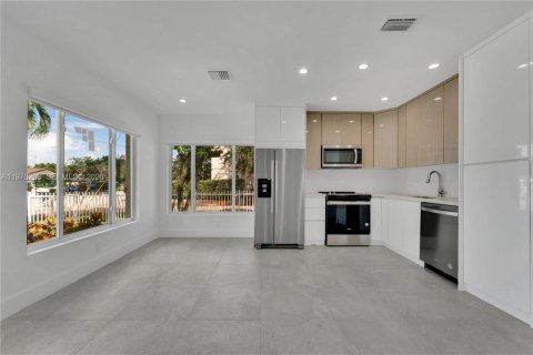 Casa en venta en Miami, Florida, 5 dormitorios, 186.08 m2 № 2031929 - foto 3