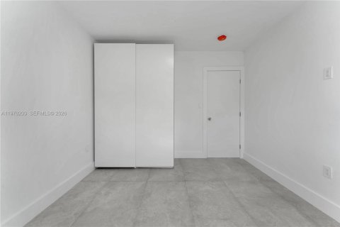 Casa en venta en Miami, Florida, 5 dormitorios, 186.08 m2 № 2031929 - foto 8