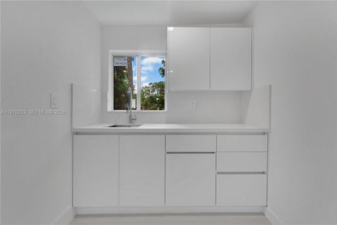 Casa en venta en Miami, Florida, 5 dormitorios, 186.08 m2 № 2031929 - foto 23