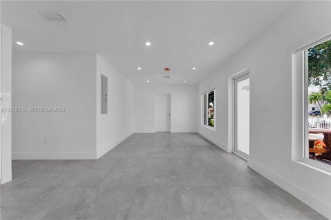 Casa en venta en Miami, Florida, 5 dormitorios, 186.08 m2 № 2031929 - foto 4