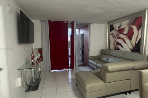 Condo in Miami, Florida, 2 bedrooms № 1989409 - photo 4