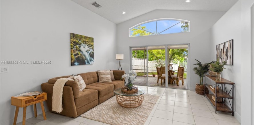 Дом в Холливуд, Флорида 3 спальни, 153.1м2 № 1923226