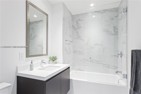 Condo in Miami, Florida, 2 bedrooms  № 1997299 - photo 15