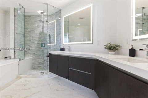 Condo in Miami, Florida, 2 bedrooms  № 1997299 - photo 14
