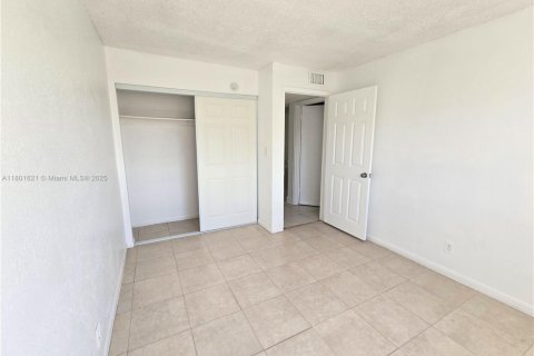 Condo in West Palm Beach, Florida, 2 bedrooms  № 1937375 - photo 12