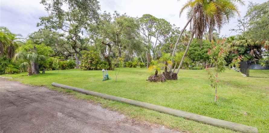 Land in Saint Petersburg, Florida № 1826917