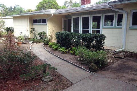 House in Temple Terrace, Florida 3 bedrooms, 184.23 sq.m. № 1910945 - photo 1
