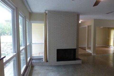 House in Temple Terrace, Florida 3 bedrooms, 184.23 sq.m. № 1910945 - photo 18