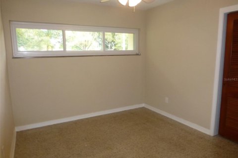 House in Temple Terrace, Florida 3 bedrooms, 184.23 sq.m. № 1910945 - photo 12