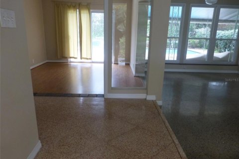 House in Temple Terrace, Florida 3 bedrooms, 184.23 sq.m. № 1910945 - photo 2