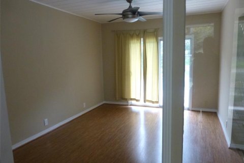 House in Temple Terrace, Florida 3 bedrooms, 184.23 sq.m. № 1910945 - photo 3