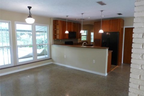 House in Temple Terrace, Florida 3 bedrooms, 184.23 sq.m. № 1910945 - photo 5