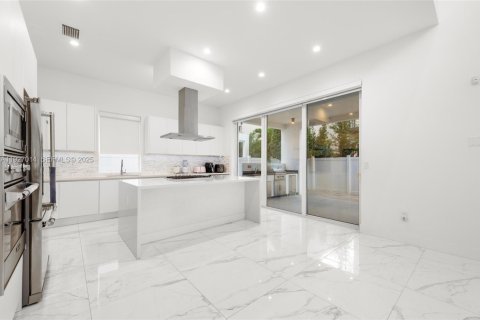 Villa ou maison à louer à Doral, Floride: 5 chambres, 429.95 m2 № 1985952 - photo 9