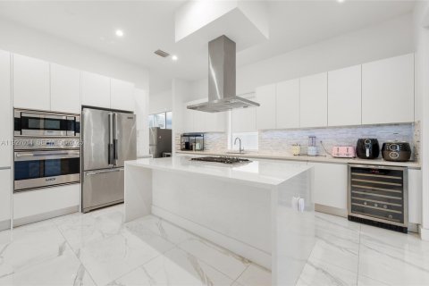 Villa ou maison à louer à Doral, Floride: 5 chambres, 429.95 m2 № 1985952 - photo 3