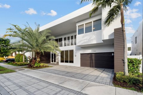 Villa ou maison à louer à Doral, Floride: 5 chambres, 429.95 m2 № 1985952 - photo 2