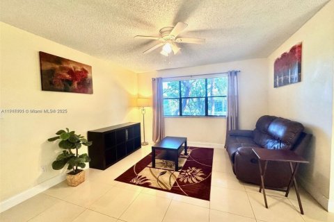 Condominio en alquiler en Hollywood, Florida, 1 dormitorio, 78.13 m2 № 1974819 - foto 4
