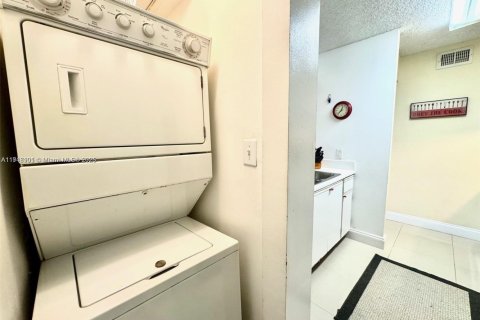 Condominio en alquiler en Hollywood, Florida, 1 dormitorio, 78.13 m2 № 1974819 - foto 12